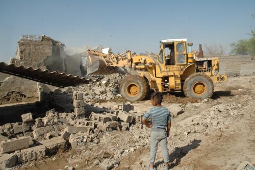 اواربرداری واحدهای مسکونی  مناطق زلزله زده توسط ماشین الات بنیاد مسکن